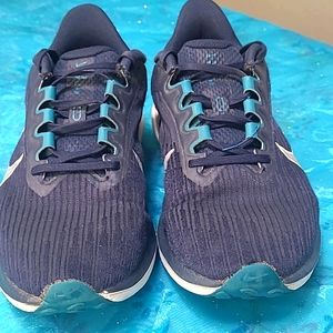 Big Kids Nike Running Sneaker size 7.5
